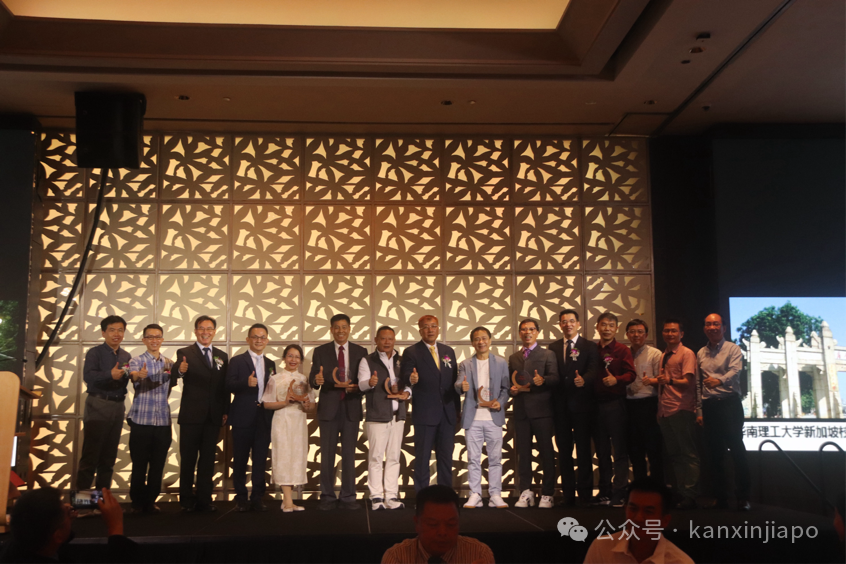 华南理工大学新加坡校友会十周年了！校友们现场唱起了校歌