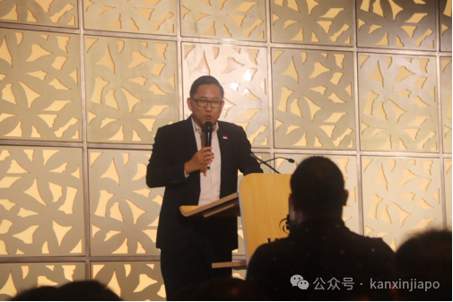 华南理工大学新加坡校友会十周年了!校友们现场唱起了校歌