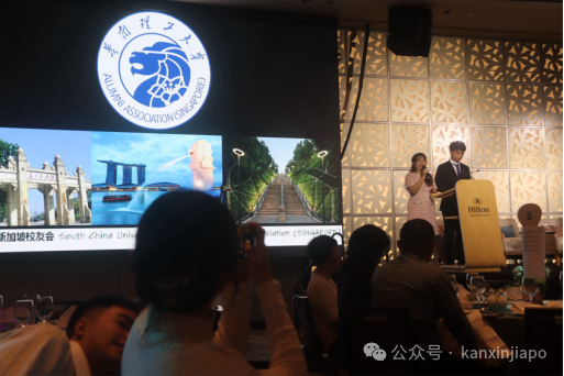 华南理工大学新加坡校友会十周年了！校友们现场唱起了校歌