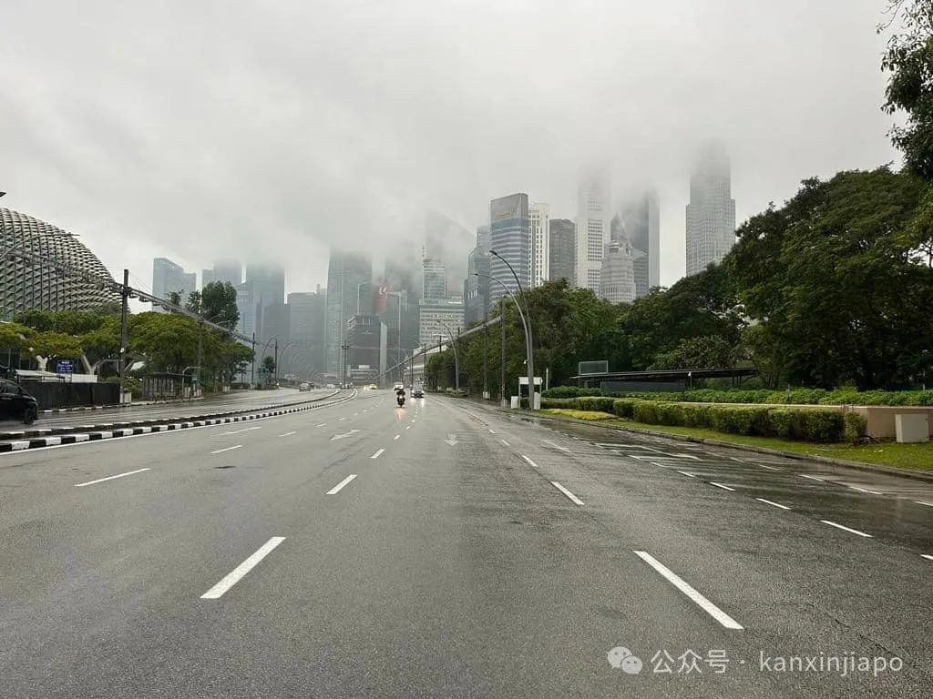 雷雨突袭新加坡!多个地方淹水至脚踝、气温仅23℃,未来几天还将继续下
