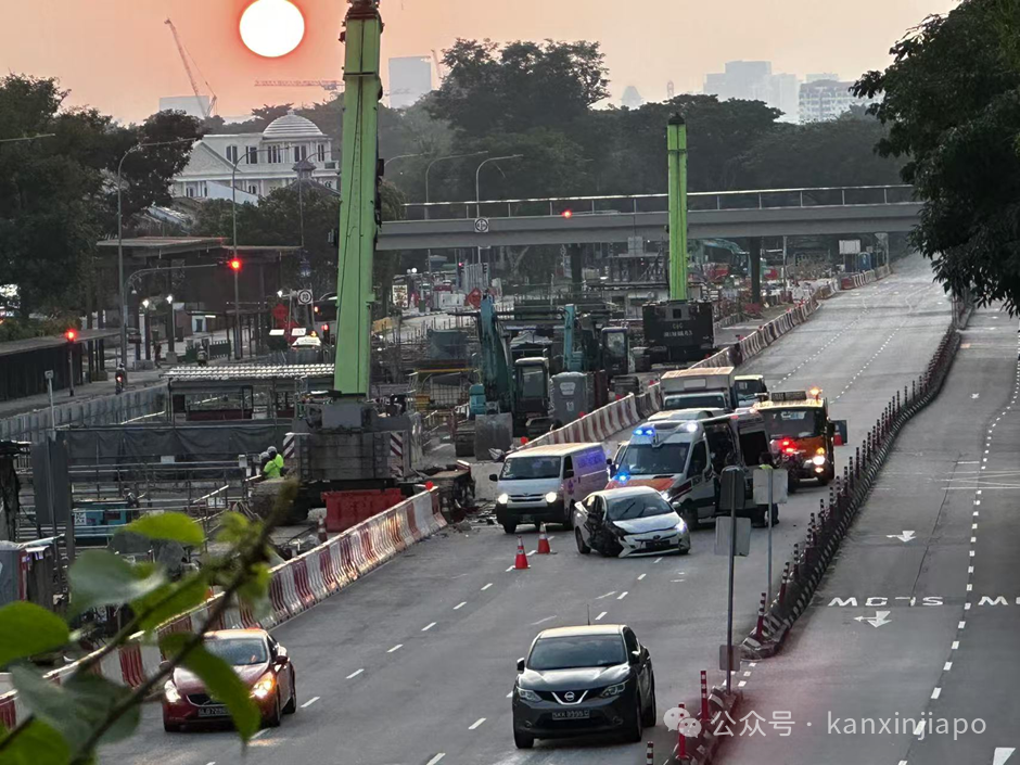 今早丰田车失控撞工地，安全气囊都弹出来了