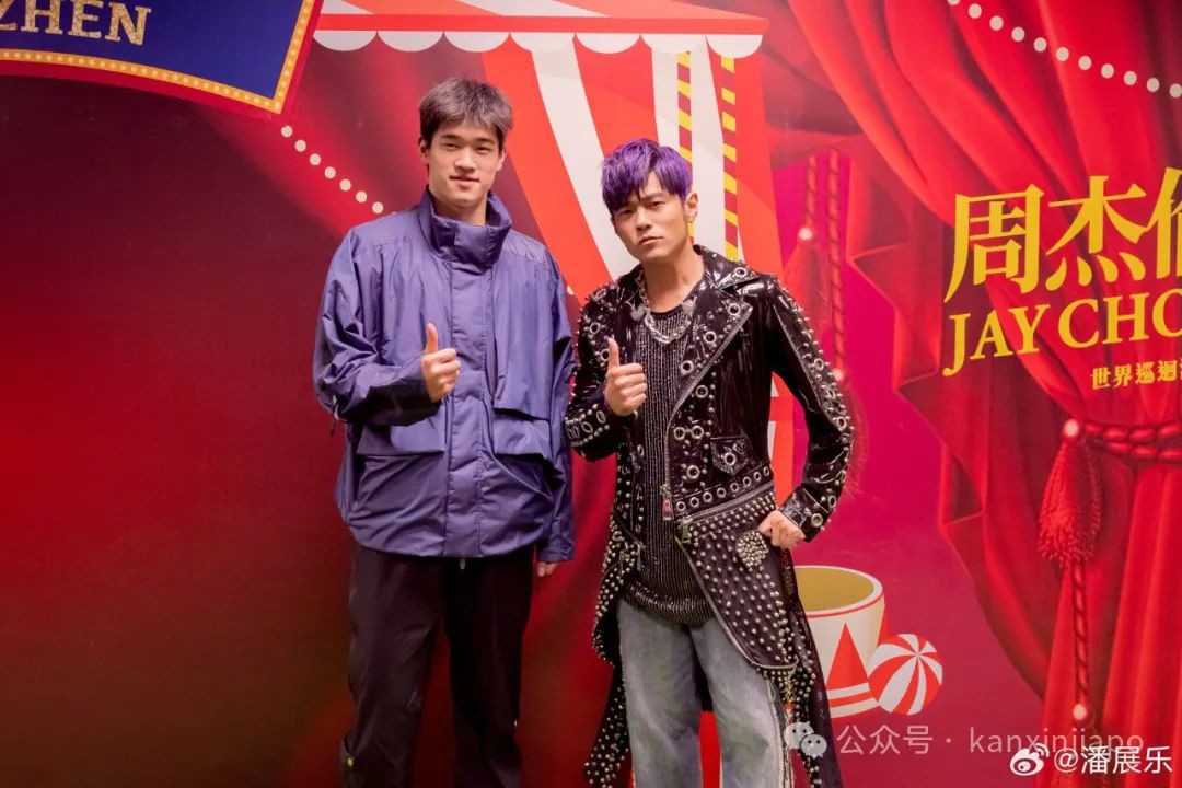 新晋“中国飞鱼”潘展乐闪现樟宜机场,世界大赛即将在新加坡开启