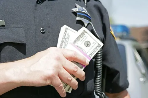 3名马来西亚警察竟向游客索贿,面临反贪会法令指控!