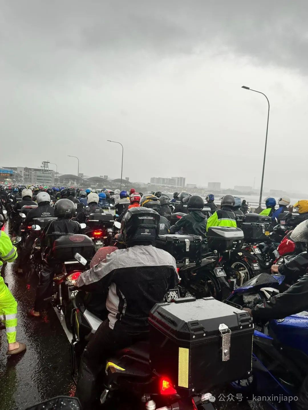 雷雨突袭新加坡!多个地方淹水至脚踝、气温仅23℃,未来几天还将继续下