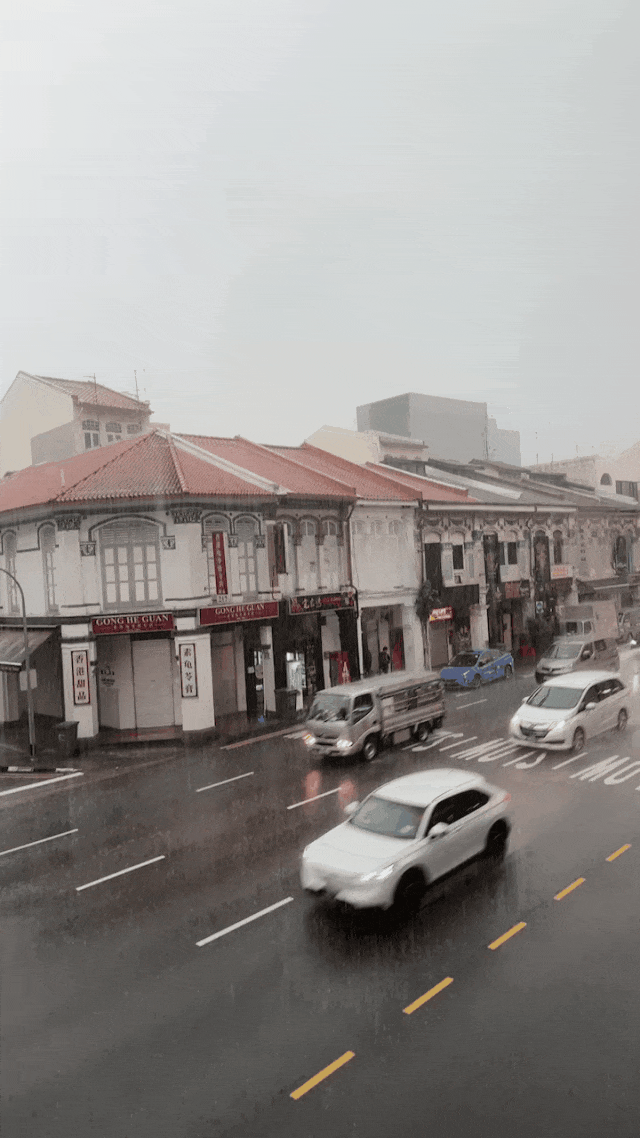 雷雨突袭新加坡!多个地方淹水至脚踝、气温仅23℃,未来几天还将继续下