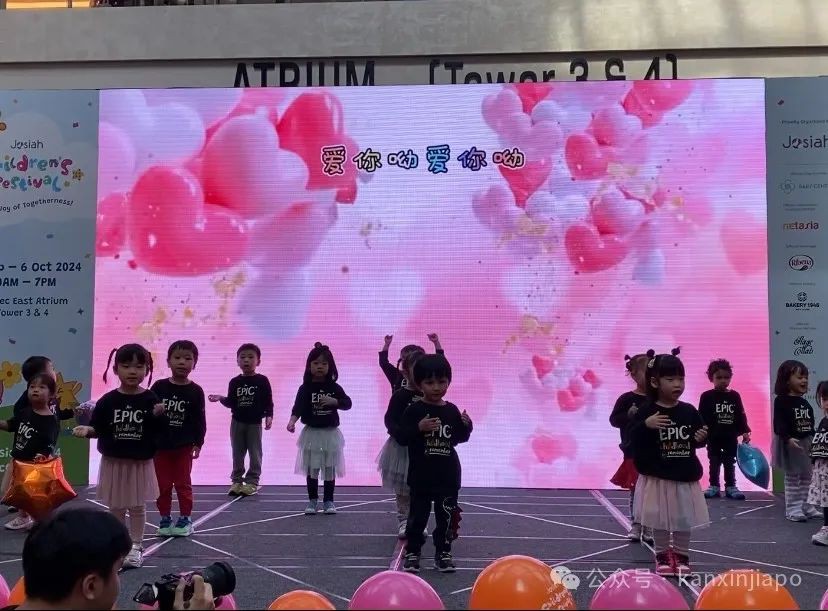 新加坡儿童节表演时小朋友被吓哭了,老师的举动超级暖心