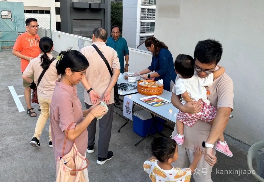 在公寓组织了一场屠妖节庆祝晚会!印度小吃,海娜纹身都安排上了