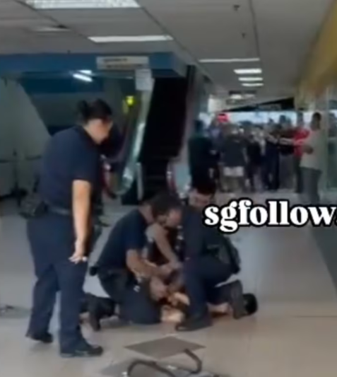 新加坡一商场惊现持刀“内裤男”，警察迅速制伏