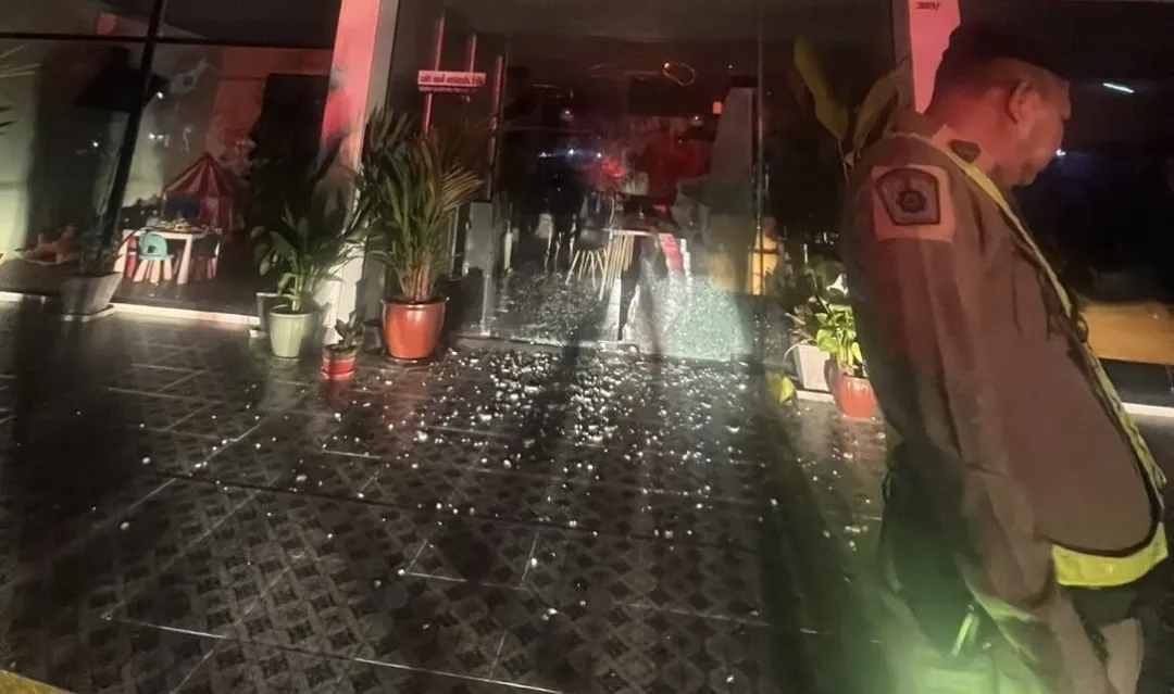 外国人在泰国普吉岛闹事，商店被砸现场疑似出现枪声