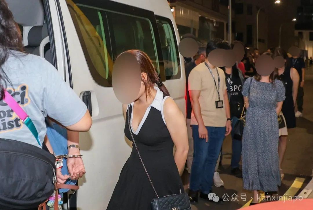 芽笼咖啡店里惊现非法陪酒!现场近百人,33名女子被捕