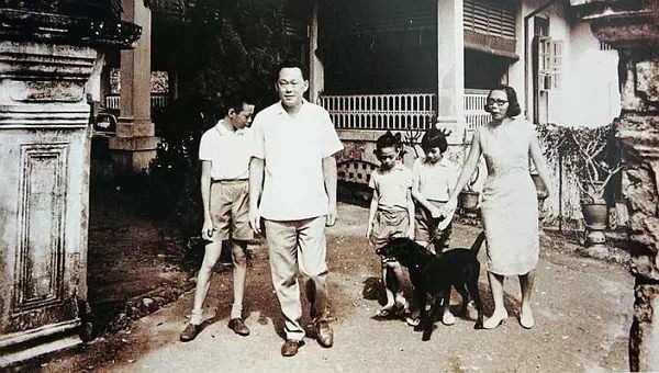 李光耀女儿火化，李显扬儿子捧遗照送行，重申拆除故居遗愿