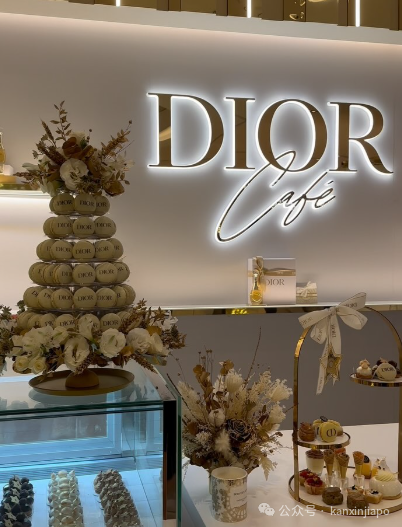 Dior、香奈儿、YSL... 来新加坡打卡奢侈品牌的圣诞树