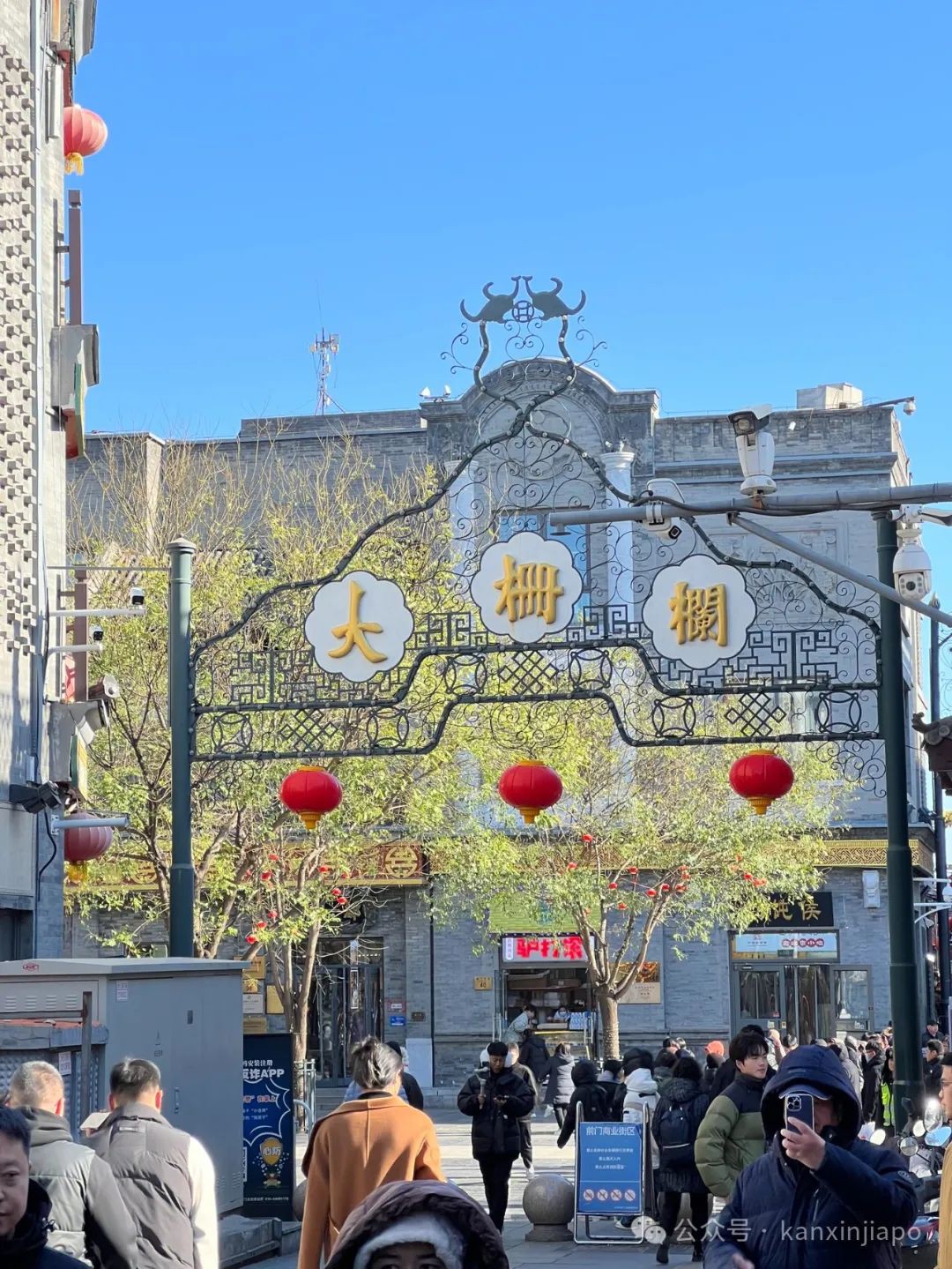 李显龙游北京街头打卡拍照,网友偶遇顺利蹭合照!