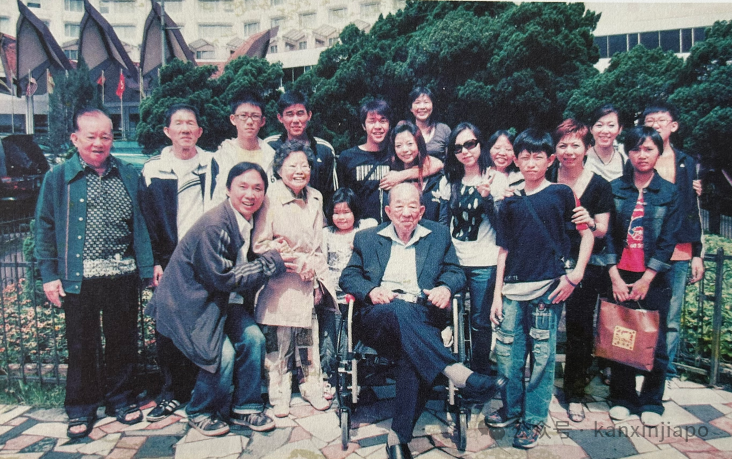 “75年前，在家乡卖了两块地，父亲坐船来新加坡打拼”