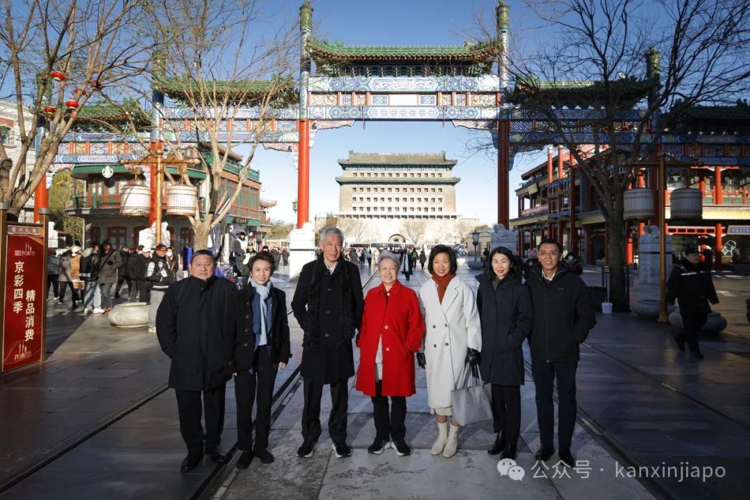 李显龙游北京街头打卡拍照,网友偶遇顺利蹭合照!