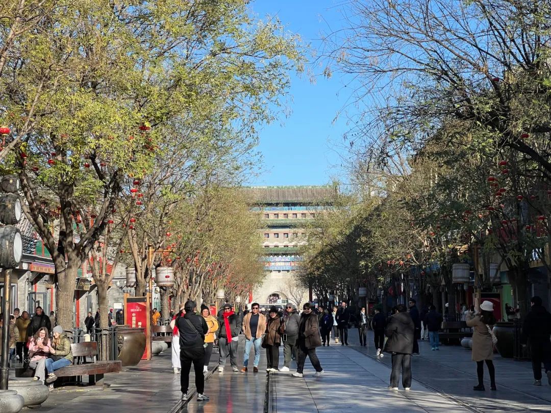 李显龙游北京街头打卡拍照,网友偶遇顺利蹭合照!