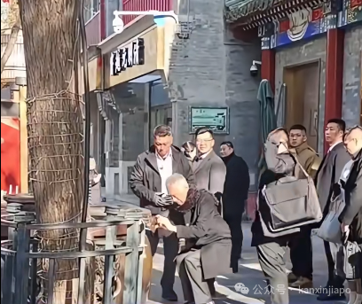 李显龙游北京街头打卡拍照,网友偶遇顺利蹭合照!
