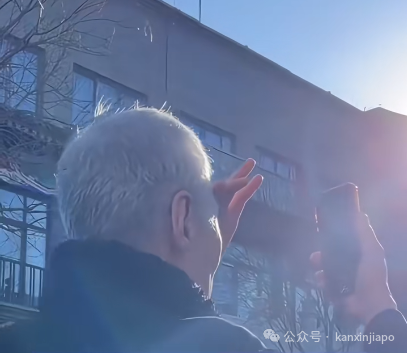 李显龙游北京街头打卡拍照,网友偶遇顺利蹭合照!
