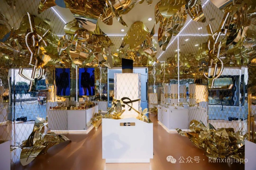 Dior、香奈儿、YSL... 来新加坡打卡奢侈品牌的圣诞树