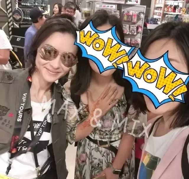 张柏芝带二儿子逛新加坡环球影城，素颜和粉丝合照