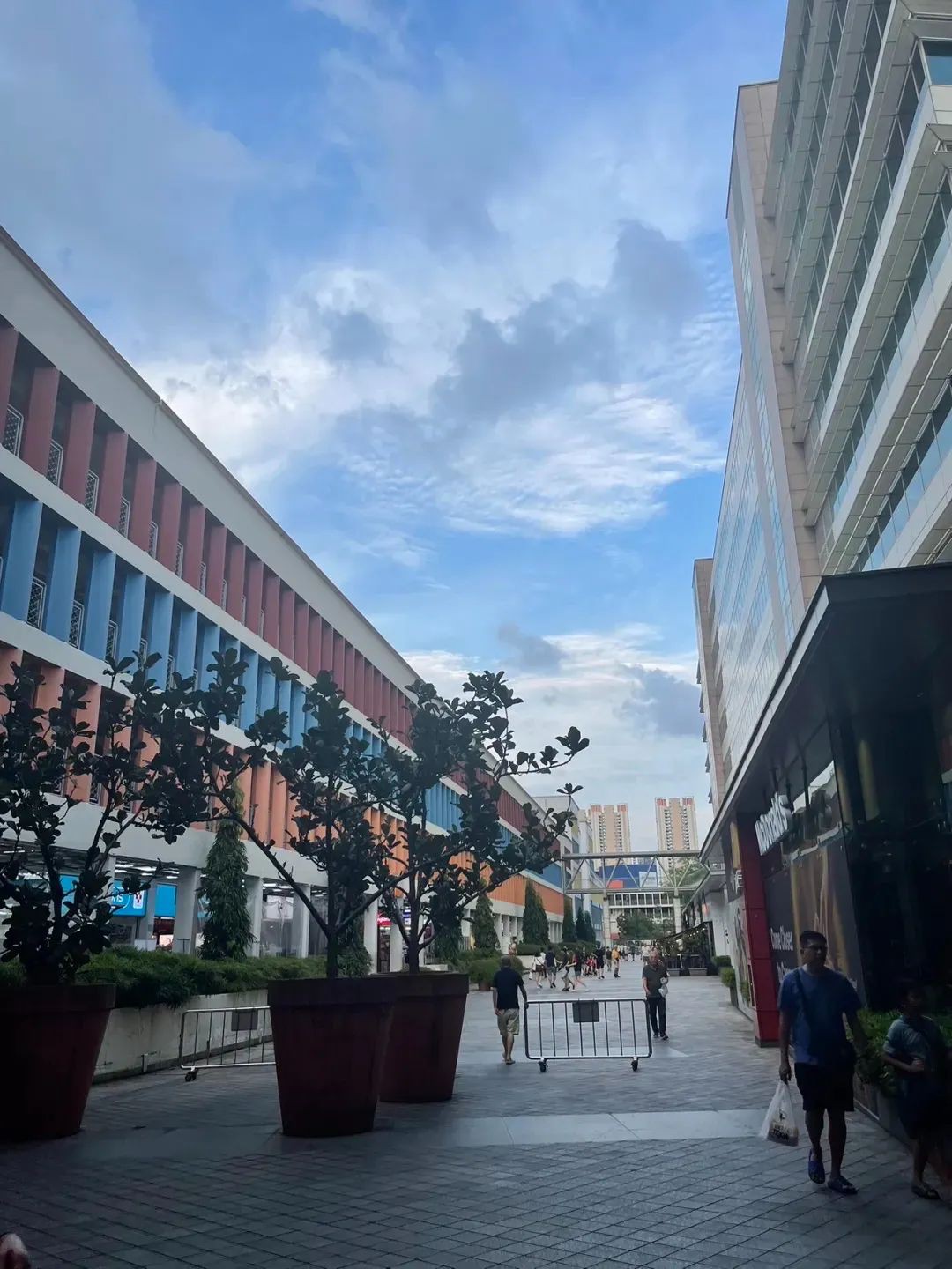 “新加坡的年轻人，住房的还贷压力一点都不大”