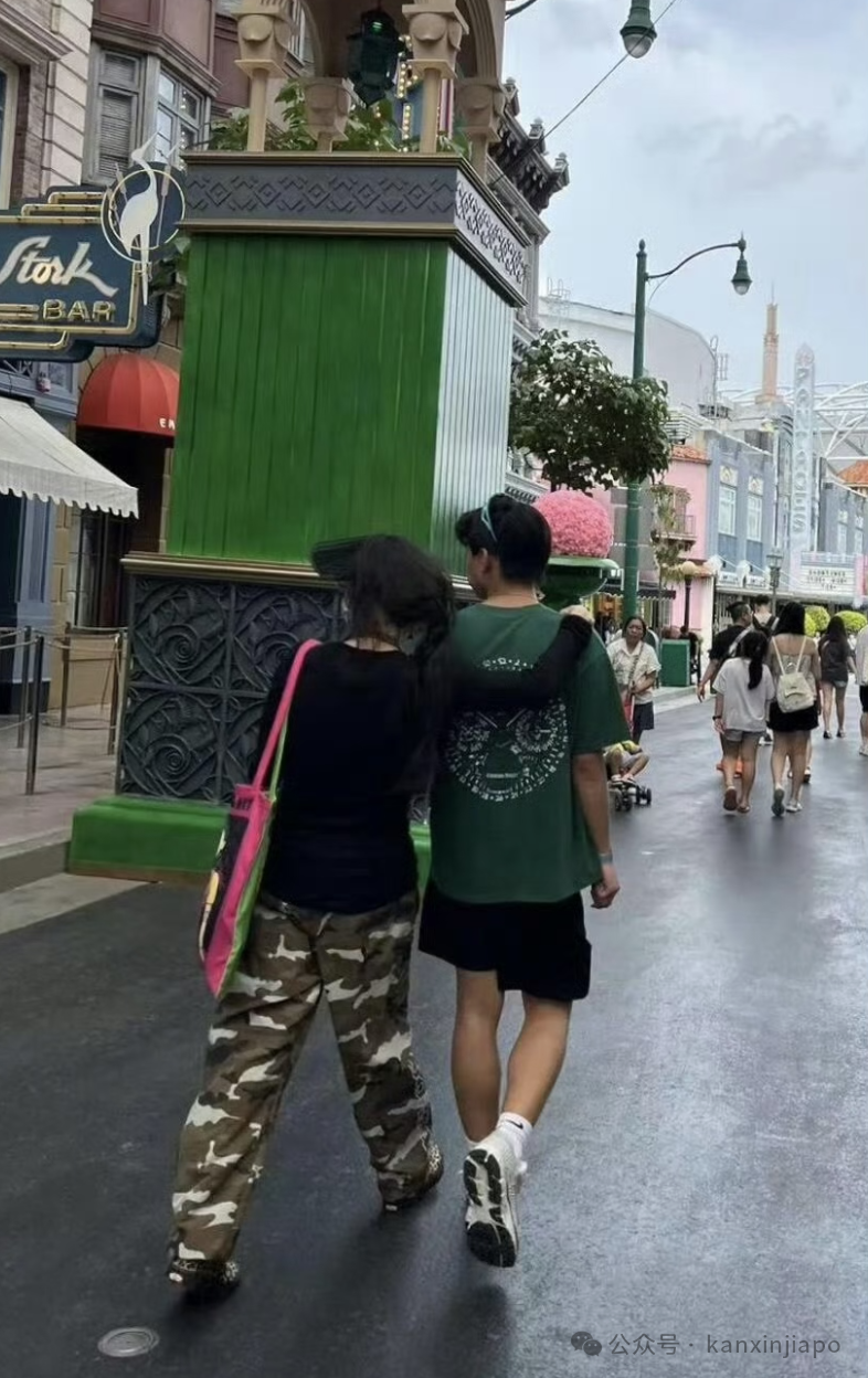 张柏芝带二儿子逛新加坡环球影城,素颜和粉丝合照