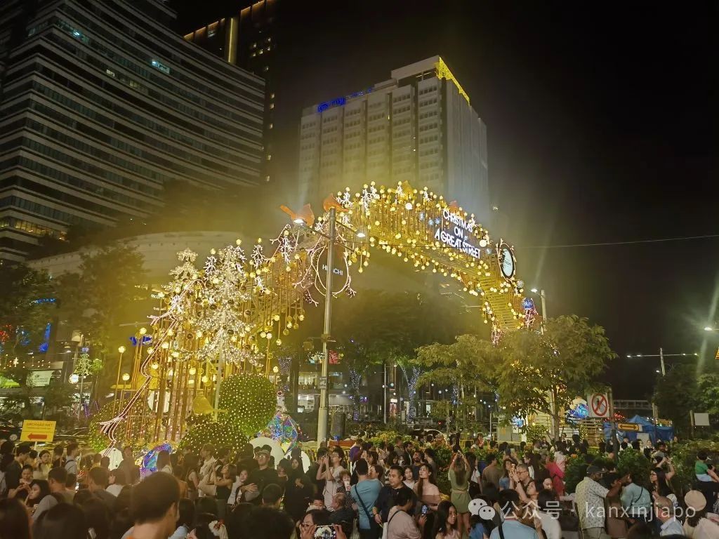 现场实拍!平安夜的乌节路人挤爆了,打卡圣诞灯饰超出片