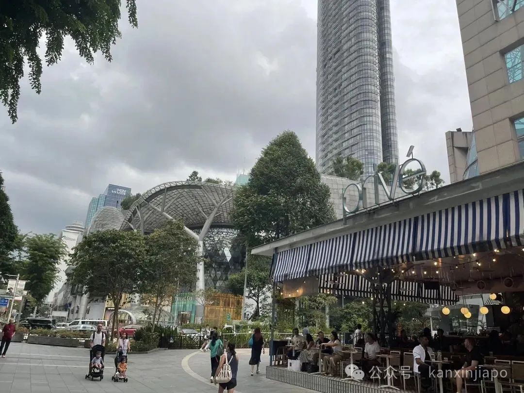 乌节路不同建筑风格的购物中心，像极了东西方文化的缩影