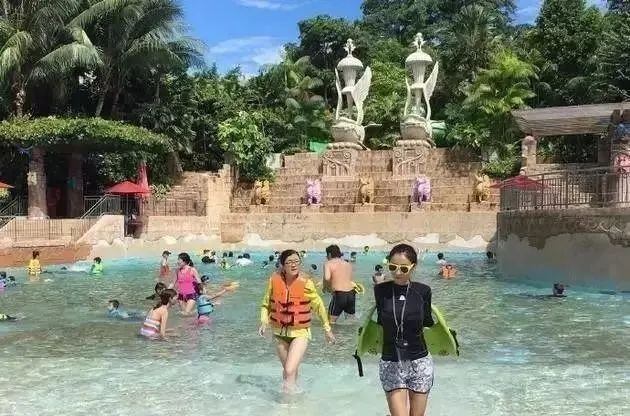 张柏芝带二儿子逛新加坡环球影城，素颜和粉丝合照