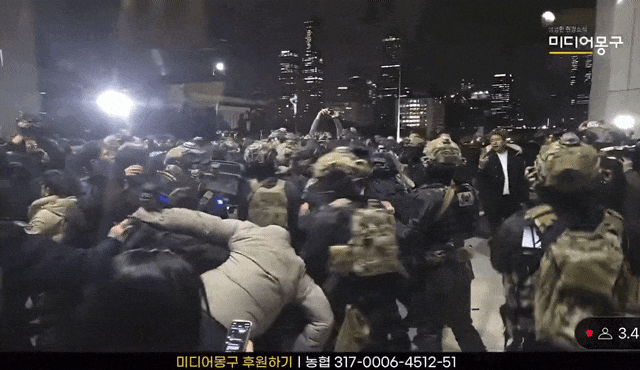 韩国总统遭弹劾!执政党要求其退党,汇率股市都暴跌!新加坡驻韩使馆发文提醒