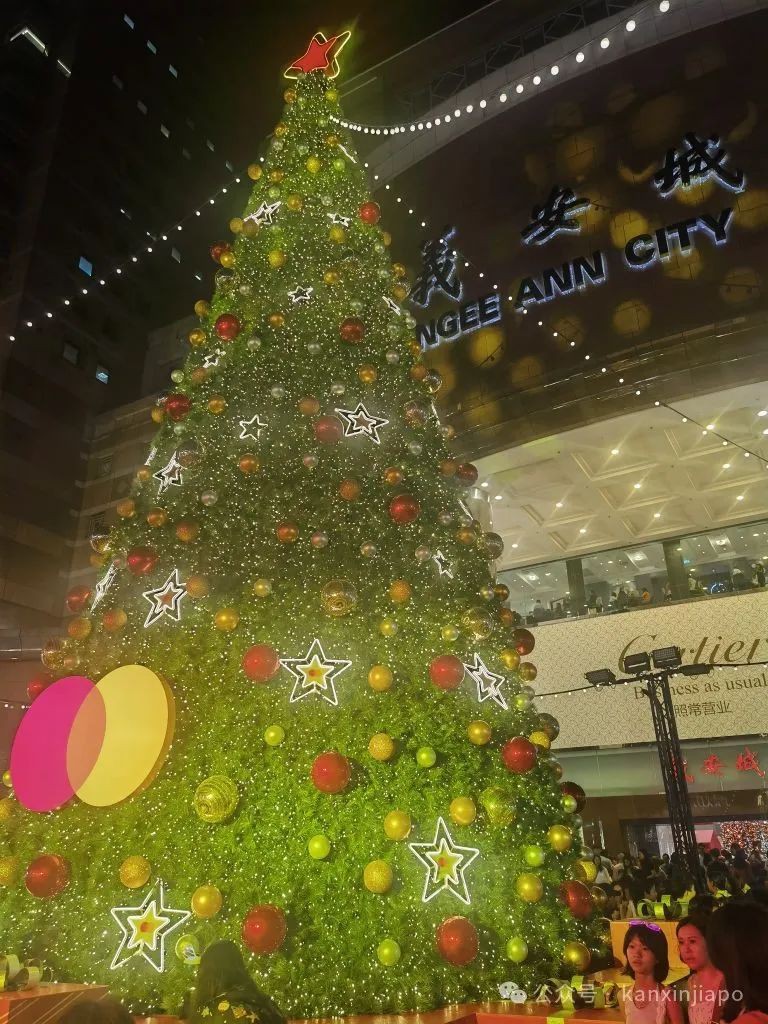 现场实拍!平安夜的乌节路人挤爆了,打卡圣诞灯饰超出片