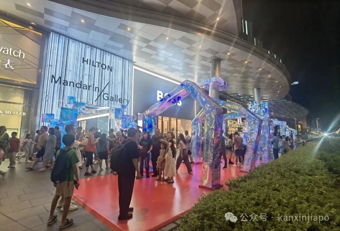 现场实拍!平安夜的乌节路人挤爆了,打卡圣诞灯饰超出片