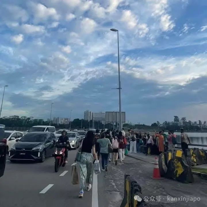 太难了！回中国又要抽检核酸了；新马关卡大瘫痪，大批人走回新加坡