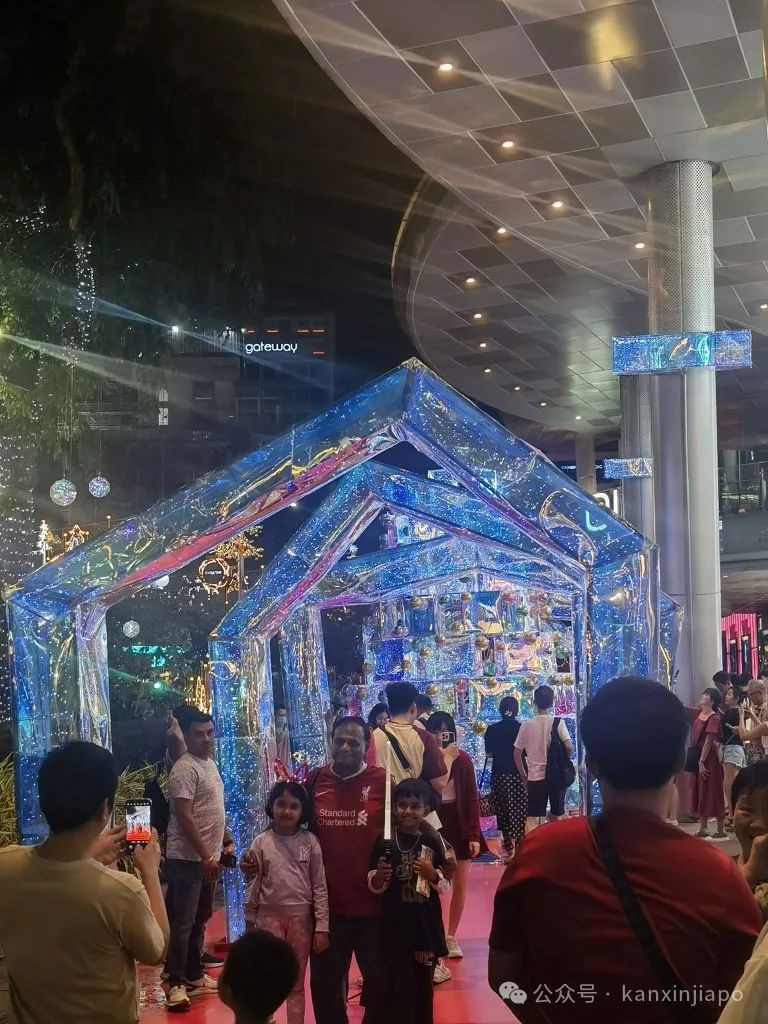 现场实拍!平安夜的乌节路人挤爆了,打卡圣诞灯饰超出片