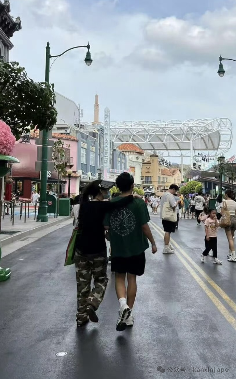 张柏芝带二儿子逛新加坡环球影城，素颜和粉丝合照