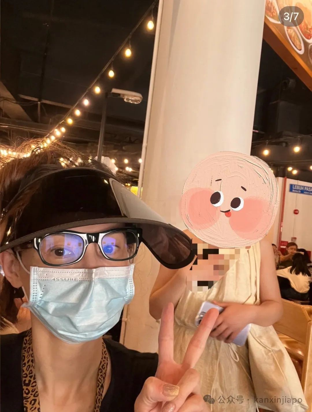 张柏芝带二儿子逛新加坡环球影城，素颜和粉丝合照