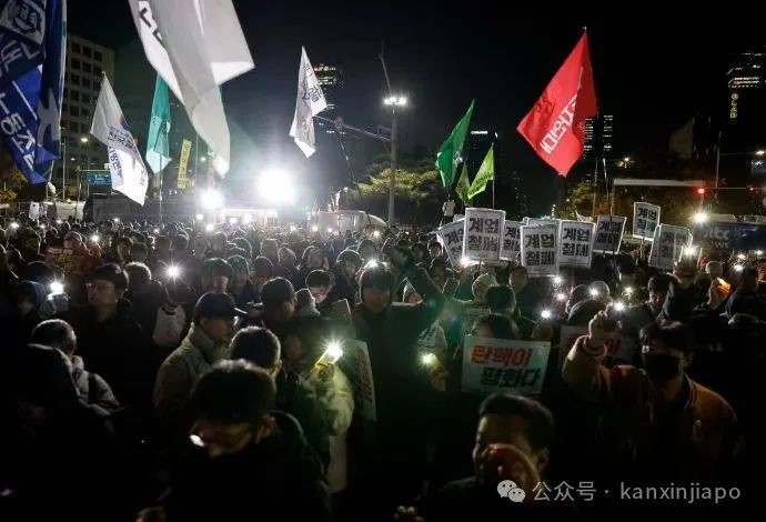 韩国总统遭弹劾!执政党要求其退党,汇率股市都暴跌!新加坡驻韩使馆发文提醒