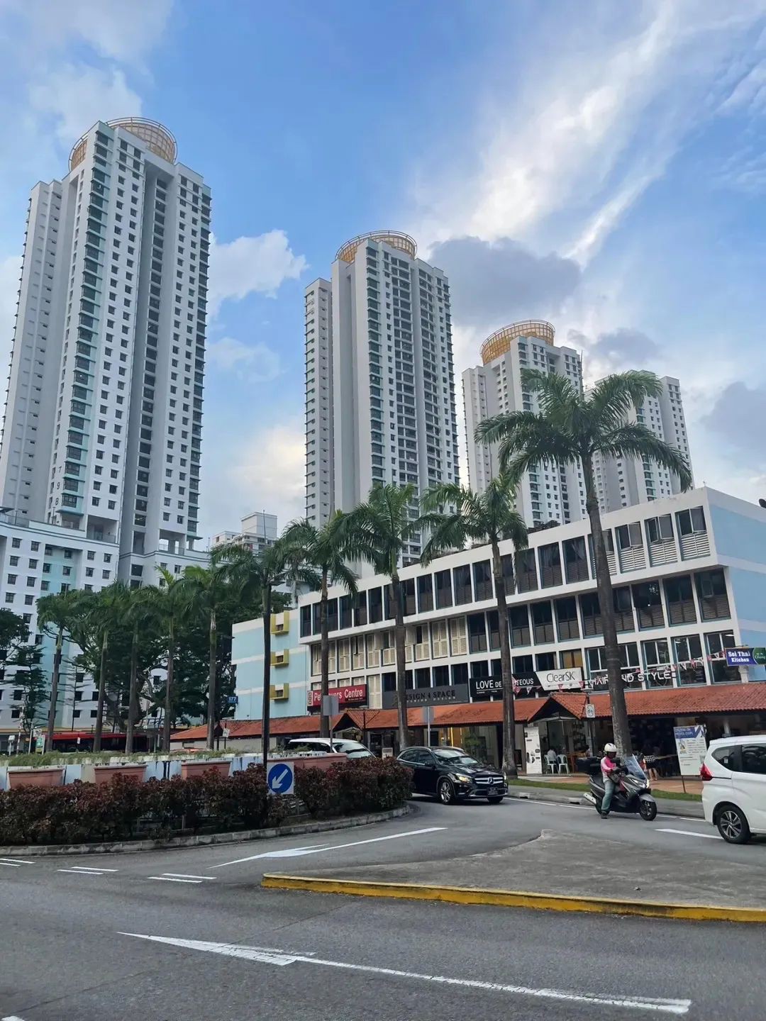 “新加坡的年轻人，住房的还贷压力一点都不大”