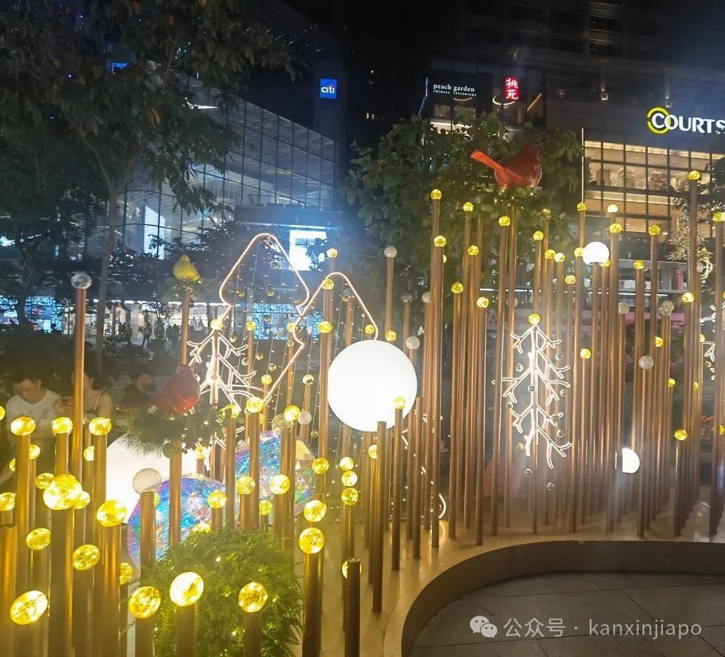 现场实拍!平安夜的乌节路人挤爆了,打卡圣诞灯饰超出片