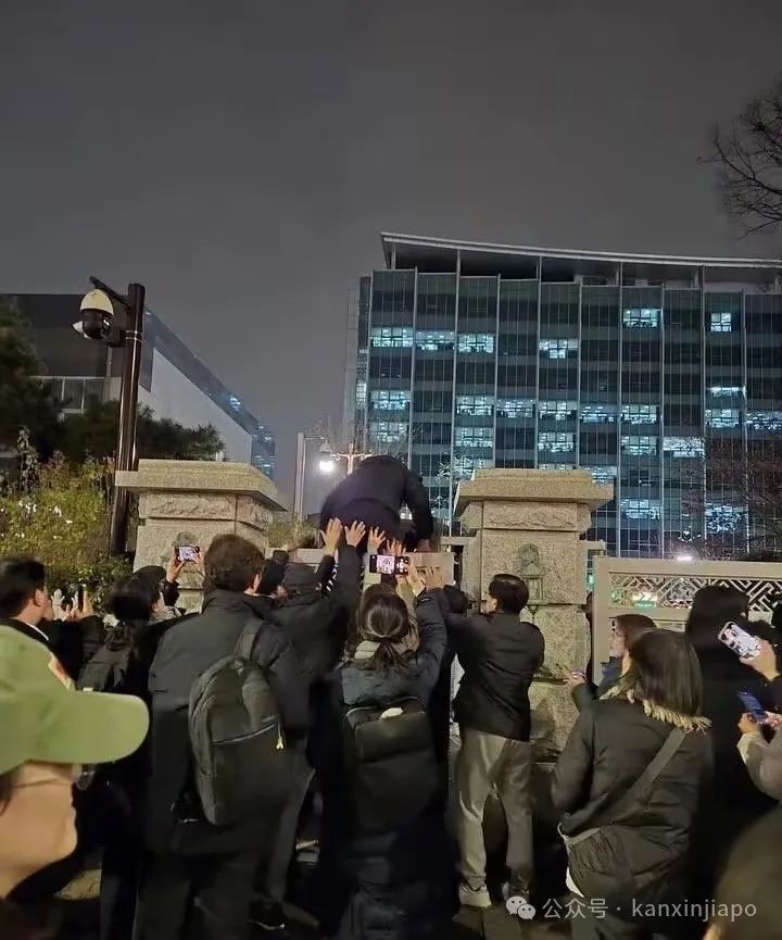 韩国总统遭弹劾!执政党要求其退党,汇率股市都暴跌!新加坡驻韩使馆发文提醒