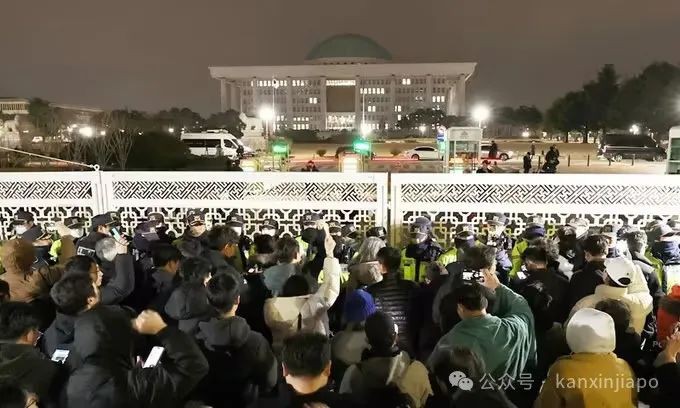 韩国总统遭弹劾!执政党要求其退党,汇率股市都暴跌!新加坡驻韩使馆发文提醒