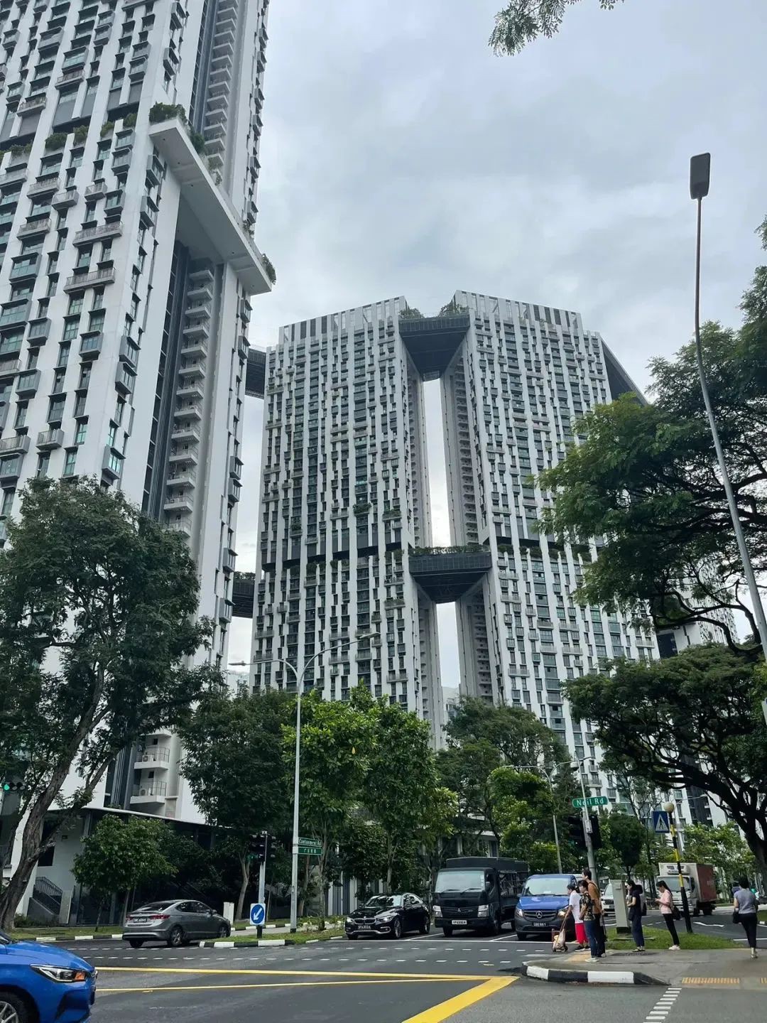 “新加坡的年轻人，住房的还贷压力一点都不大”