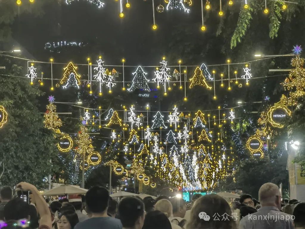 现场实拍!平安夜的乌节路人挤爆了,打卡圣诞灯饰超出片