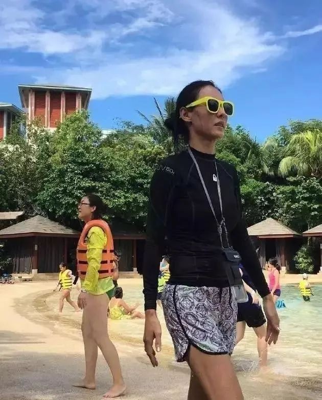 张柏芝带二儿子逛新加坡环球影城，素颜和粉丝合照