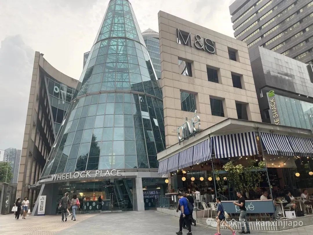 乌节路不同建筑风格的购物中心，像极了东西方文化的缩影