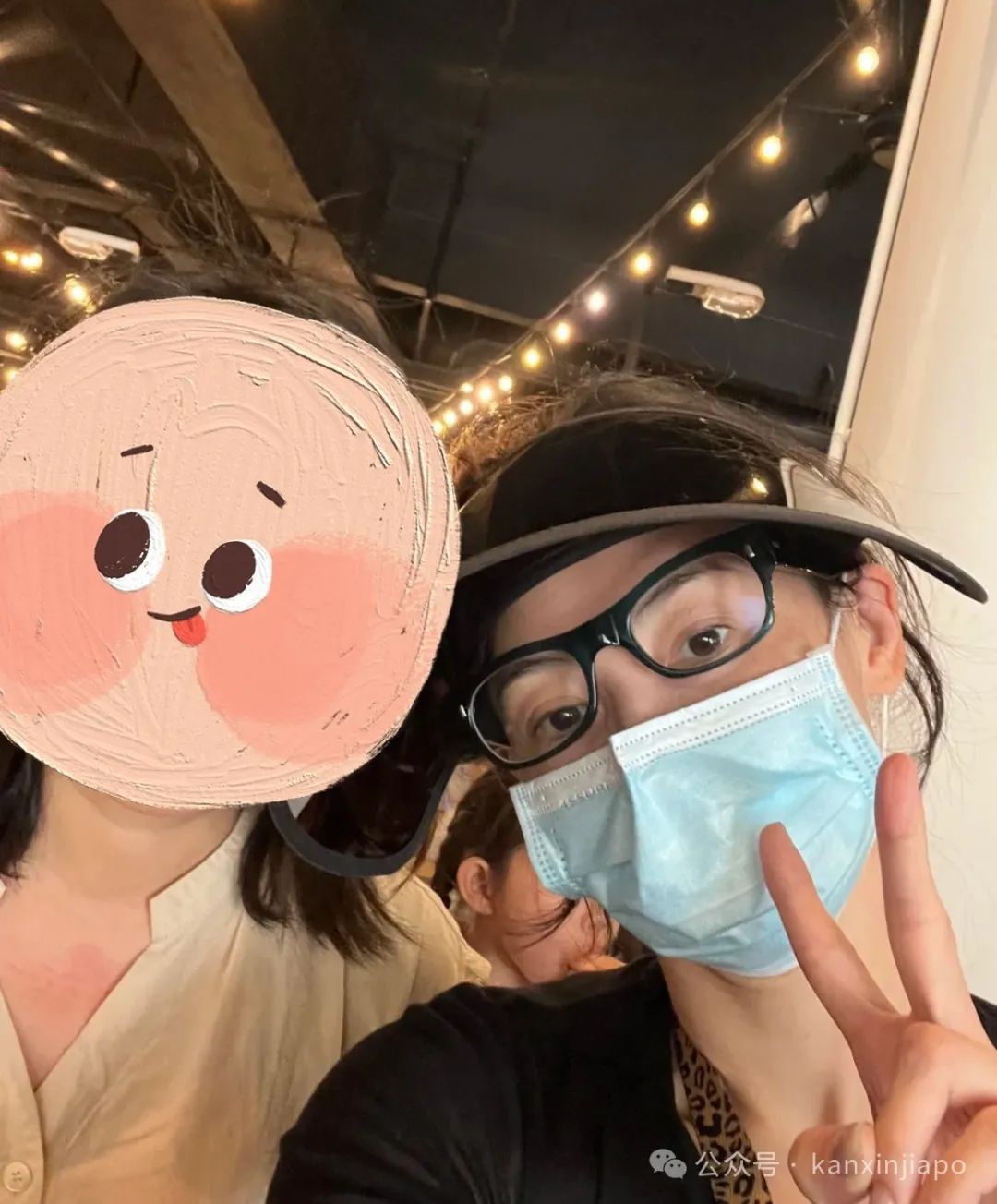 张柏芝带二儿子逛新加坡环球影城，素颜和粉丝合照