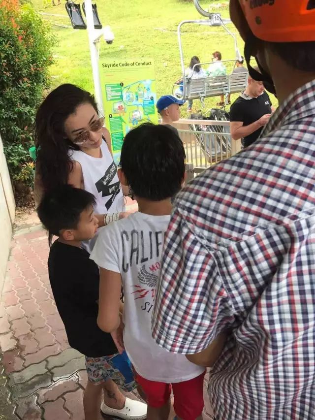 张柏芝带二儿子逛新加坡环球影城，素颜和粉丝合照