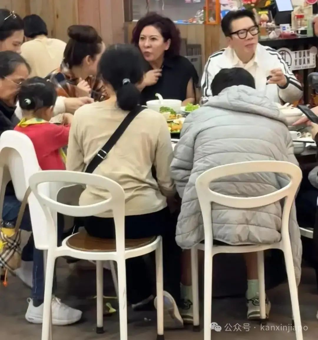 向太携向佐郭碧婷夫妇，全家低调现身新加坡，豪门也爱平价餐馆