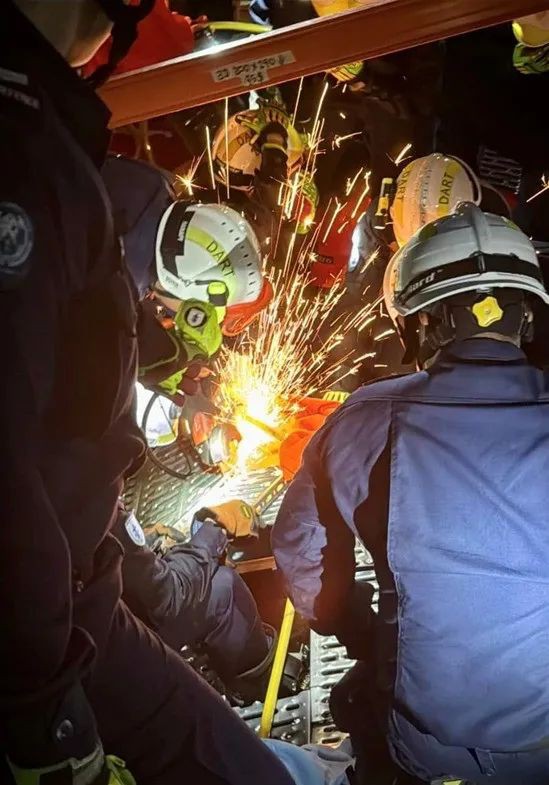 新加坡一仓库发生坍塌,四人被困!印度又双叒叕发生践踏,多人死亡