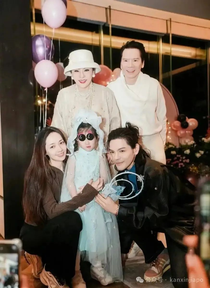 向太携向佐郭碧婷夫妇，全家低调现身新加坡，豪门也爱平价餐馆